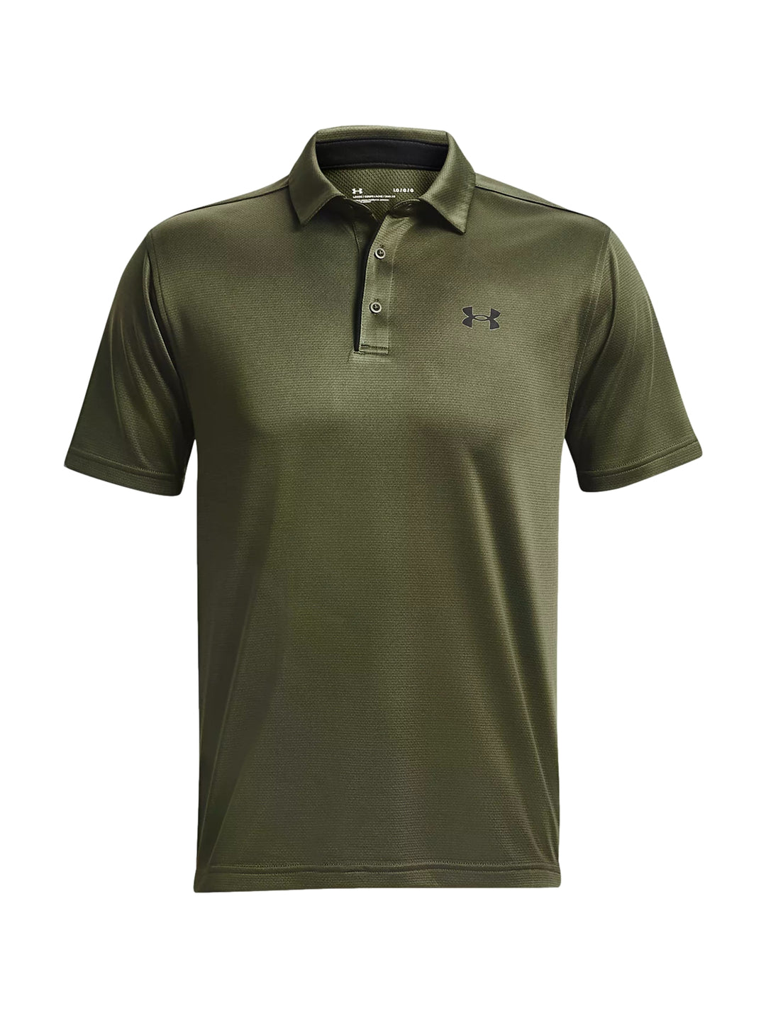 Hombre vistiendo playera polo Under Armour de color verde oliva y shorts negros.