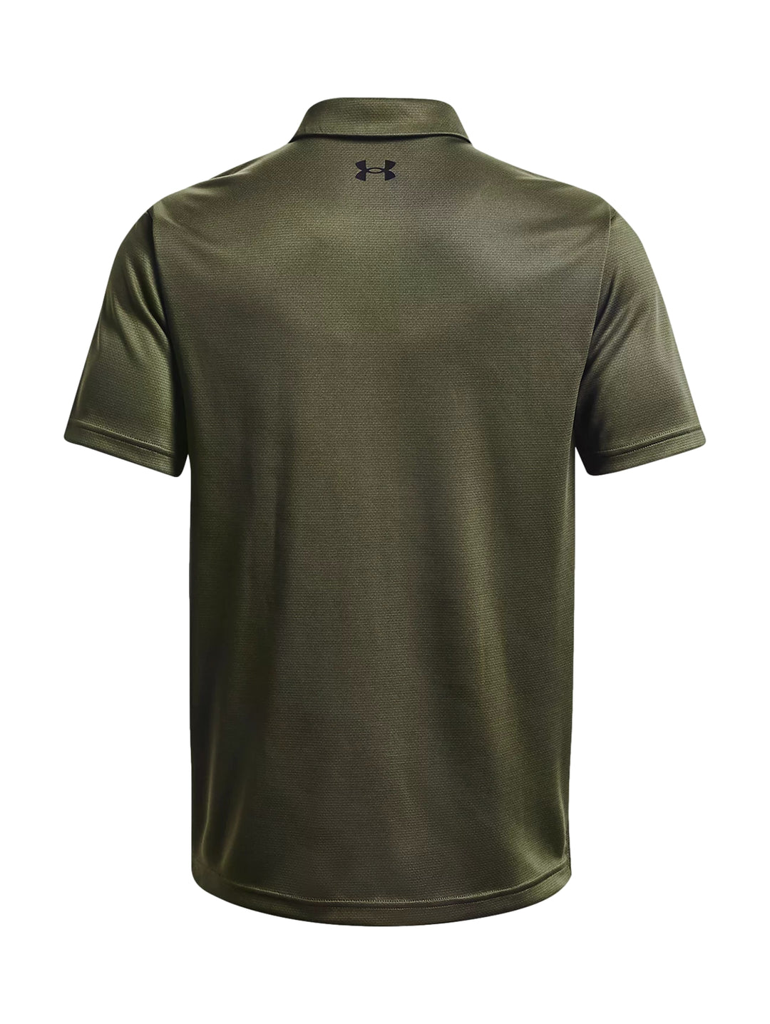 Hombre vistiendo playera polo Under Armour de color verde oliva y shorts negros.