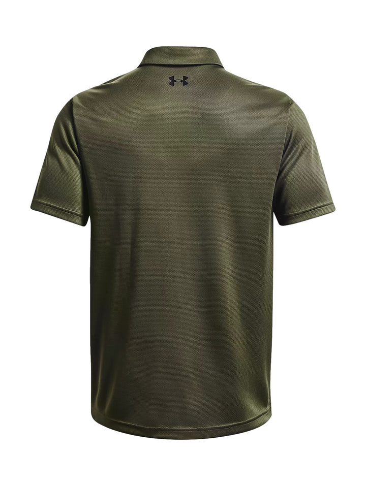Hombre vistiendo playera polo Under Armour de color verde oliva y shorts negros.