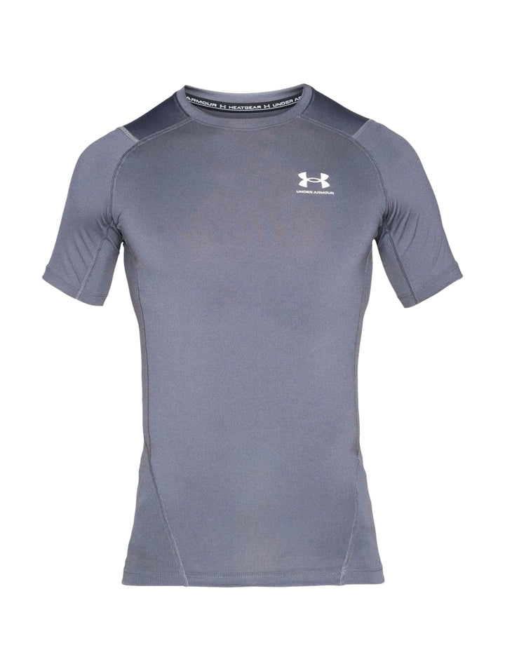 Hombre usando playera de compresión gris Under Armour y shorts deportivos verde claro.