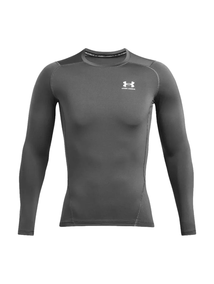 Hombre vistiendo playera deportiva de compresión manga larga color gris de Under Armour.