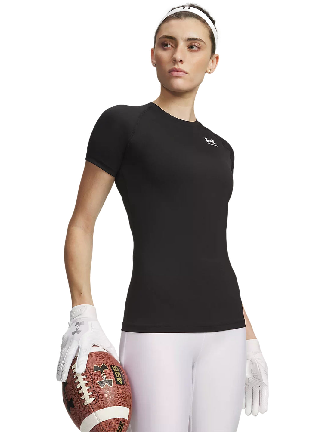 Mujer vistiendo playera deportiva Under Armour de color negro, manga corta y ajuste ceñido.