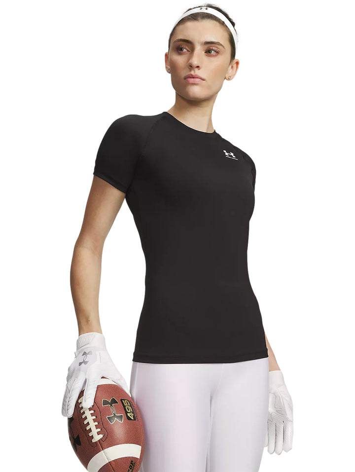Mujer vistiendo playera deportiva Under Armour de color negro, manga corta y ajuste ceñido.