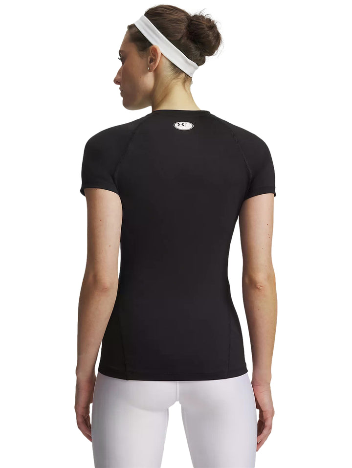 Mujer vistiendo playera deportiva Under Armour de color negro, manga corta y ajuste ceñido.