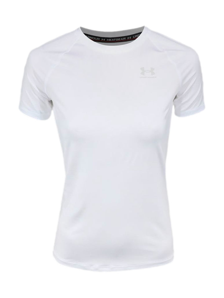 Mujer con playera blanca de compresión Under Armour, shorts negros y un balón de fútbol.
