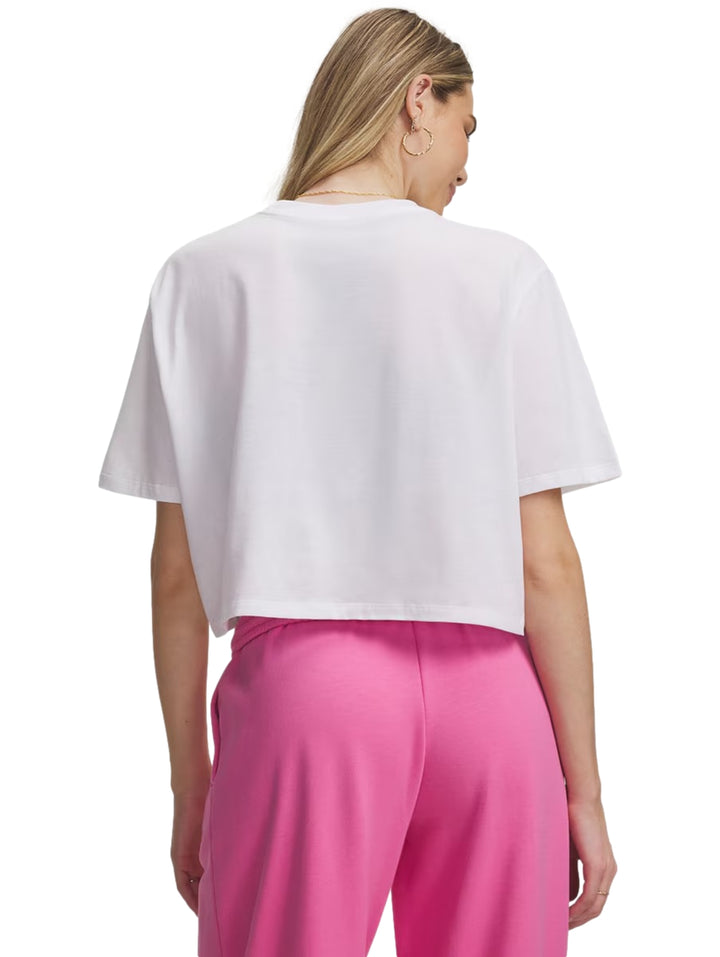 Mujer modelando playera blanca Under Armour de manga corta y pantalones deportivos color rosa.