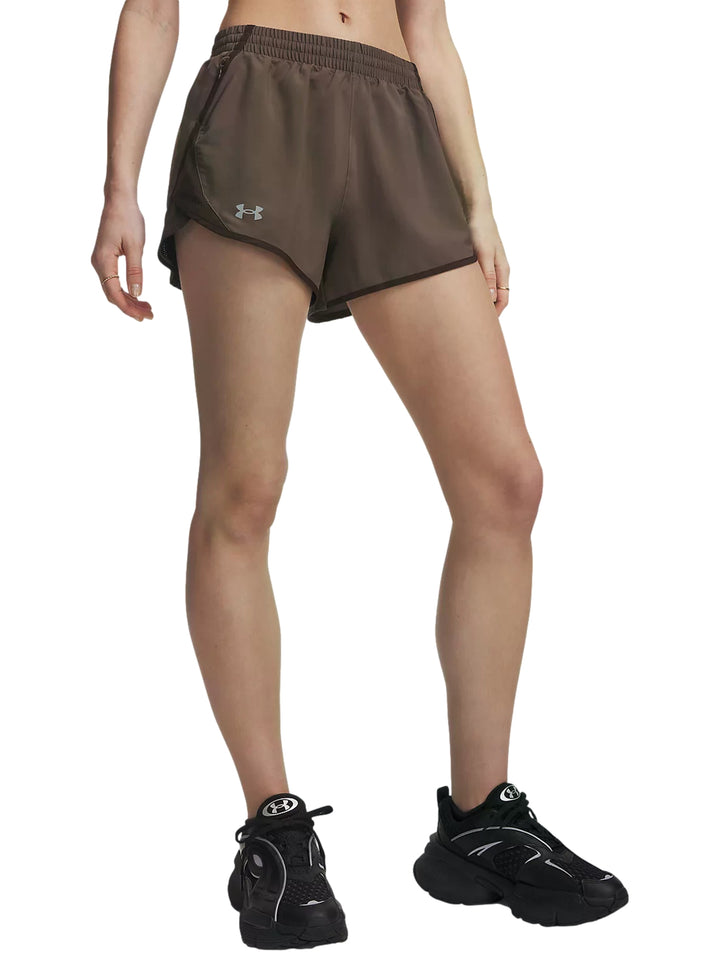 Mujer vistiendo shorts deportivos Under Armour color café.