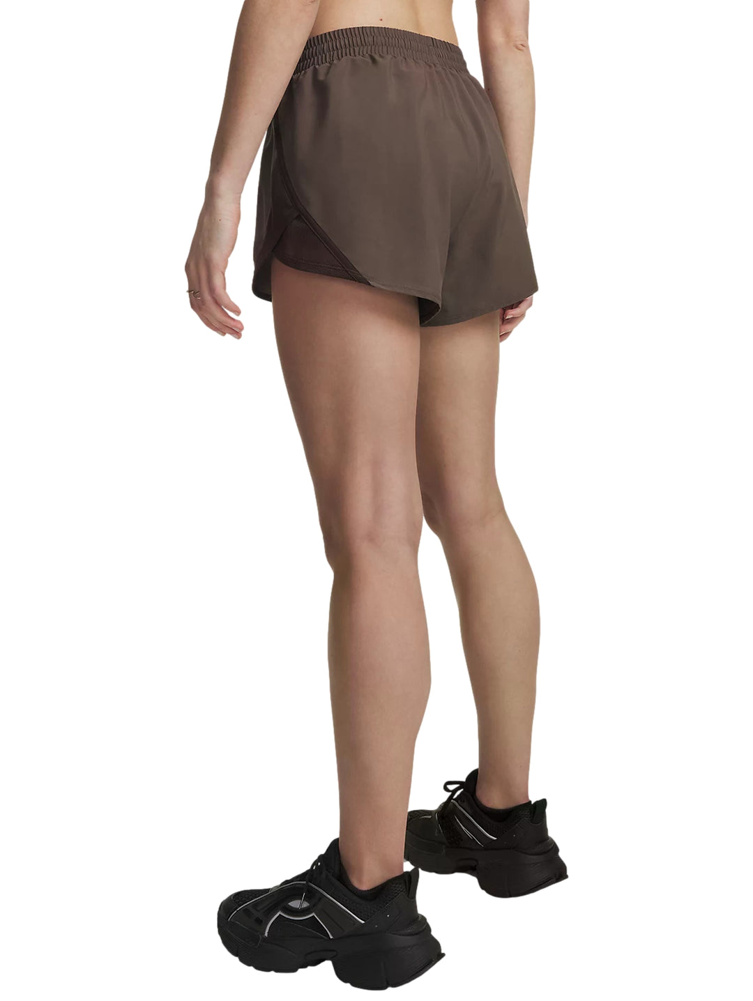 Mujer vistiendo shorts deportivos Under Armour color café.