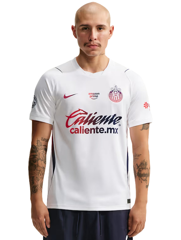 Jersey de fútbol Nike blanco de manga corta con detalles en azul y rojo.