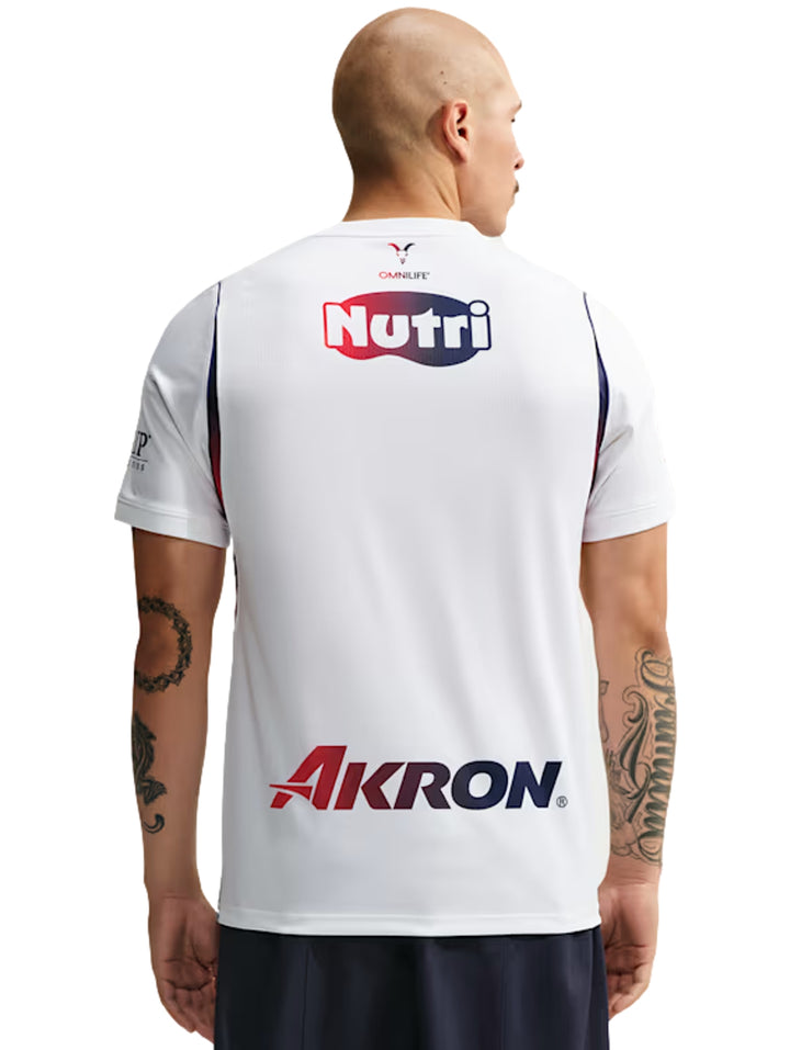 Jersey de fútbol Nike blanco de manga corta con detalles en azul y rojo.