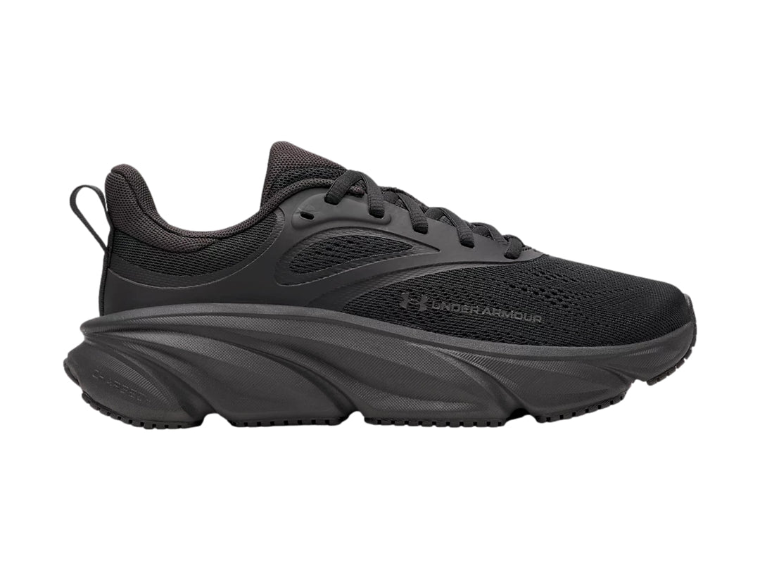 Tenis deportivos Under Armour Rogue 6 en color negro total, vista lateral sobre fondo blanco.