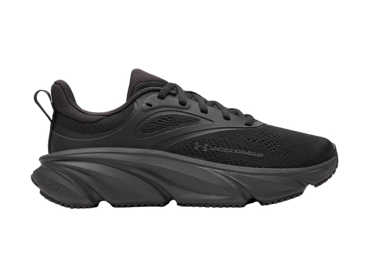 Tenis deportivos Under Armour Rogue 6 en color negro total, vista lateral sobre fondo blanco.