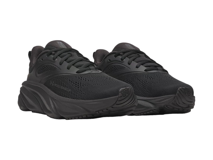 Tenis deportivos Under Armour Rogue 6 en color negro total, vista lateral sobre fondo blanco.