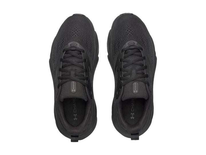Tenis deportivos Under Armour Rogue 6 en color negro total, vista lateral sobre fondo blanco.