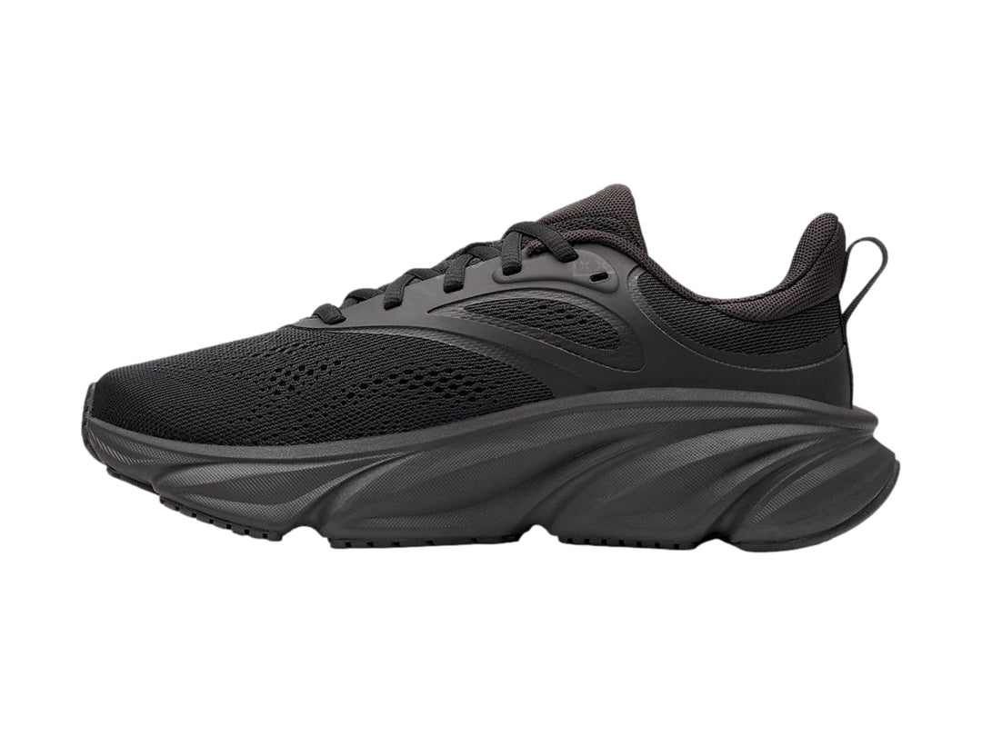 Tenis deportivos Under Armour Rogue 6 en color negro total, vista lateral sobre fondo blanco.
