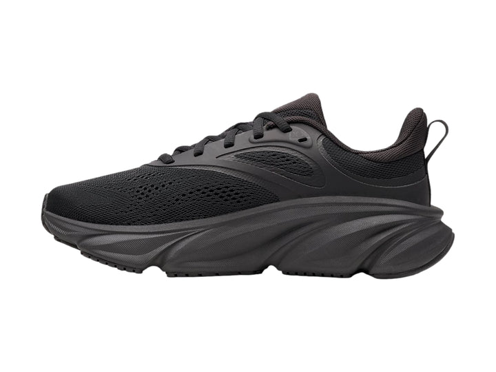 Tenis deportivos Under Armour Rogue 6 en color negro total, vista lateral sobre fondo blanco.