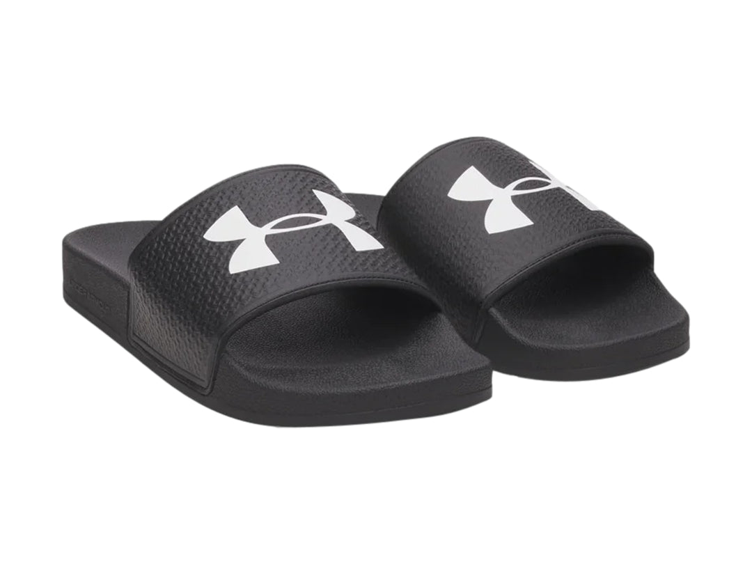 Sandalia Under Armour ARMR Slide en color negro con logotipo blanco en la correa.