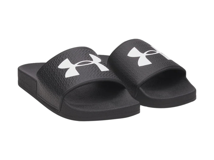 Sandalia Under Armour ARMR Slide en color negro con logotipo blanco en la correa.