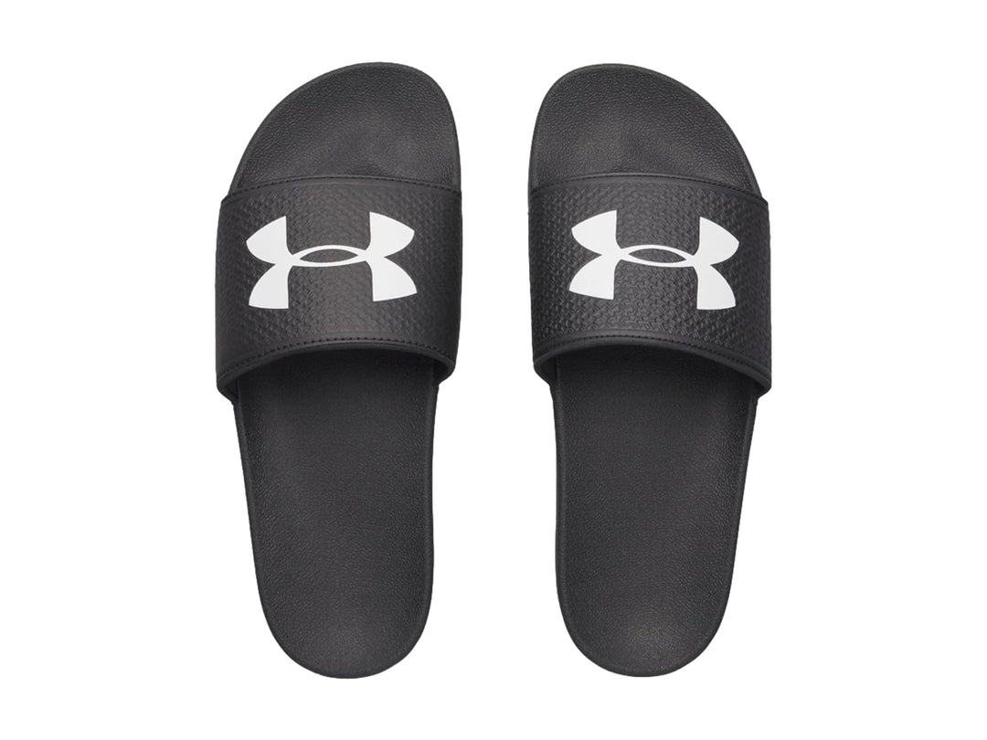 Sandalia Under Armour ARMR Slide en color negro con logotipo blanco en la correa.