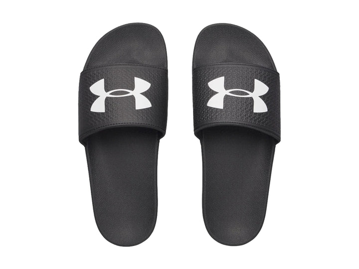 Sandalia Under Armour ARMR Slide en color negro con logotipo blanco en la correa.