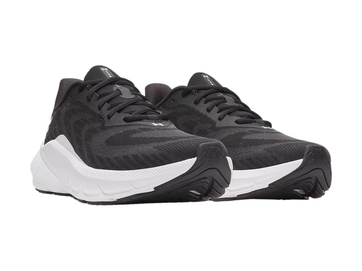 Tenis deportivos Under Armour Turbulence 3 color negro con suela blanca.