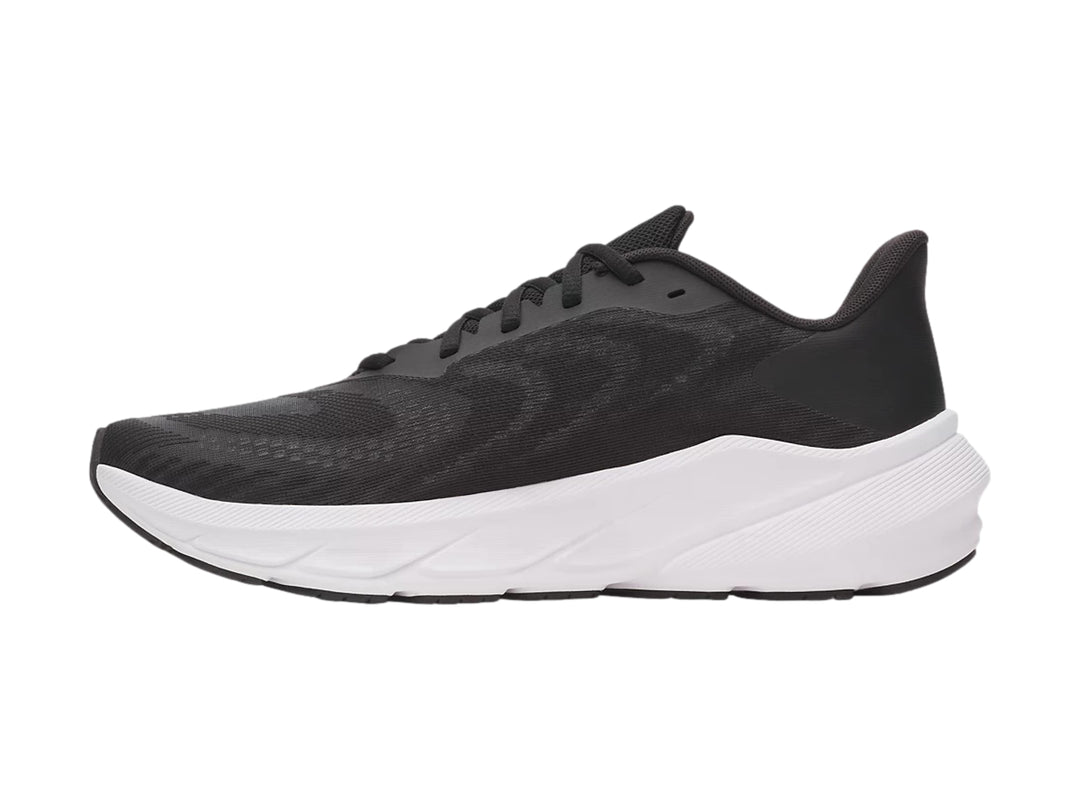 Tenis deportivos Under Armour Turbulence 3 color negro con suela blanca.