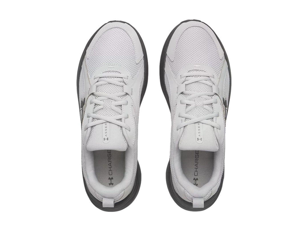 Tenis deportivos Under Armour Assert 11 color gris con suela gris oscuro.