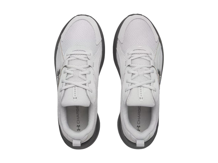 Tenis deportivos Under Armour Assert 11 color gris con suela gris oscuro.