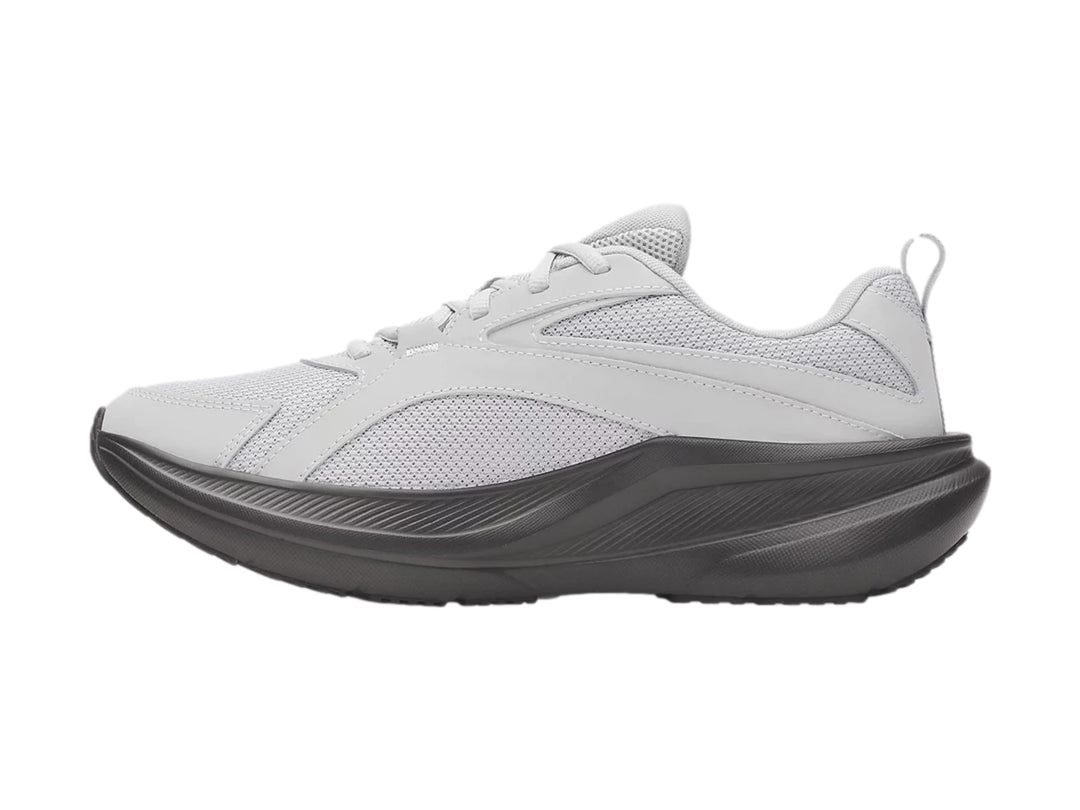 Tenis deportivos Under Armour Assert 11 color gris con suela gris oscuro.