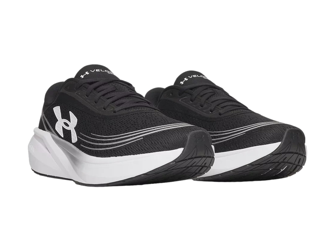 Tenis deportivos Under Armour Velociti Sport color negro con suela blanca y detalles lineales.