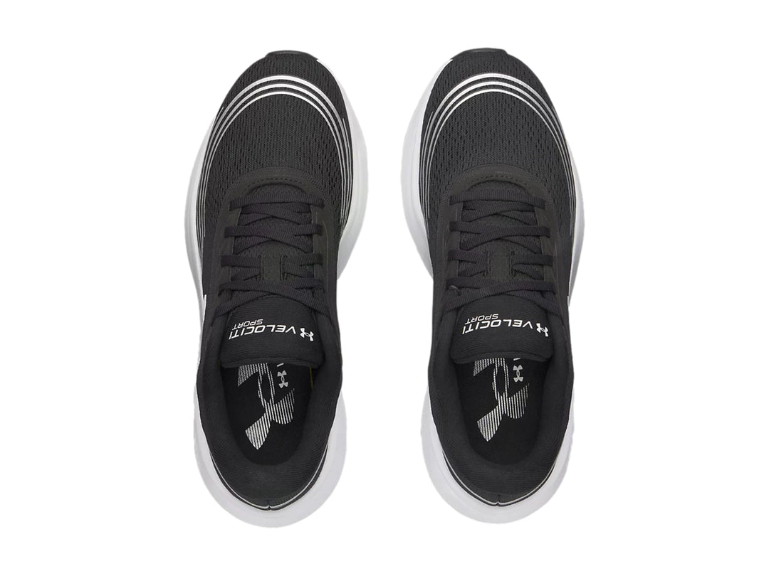 Tenis deportivos Under Armour Velociti Sport color negro con suela blanca y detalles lineales.