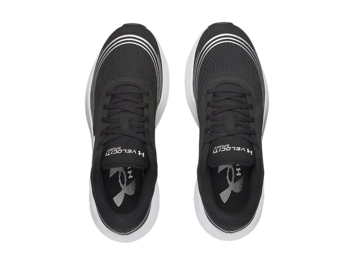 Tenis deportivos Under Armour Velociti Sport color negro con suela blanca y detalles lineales.