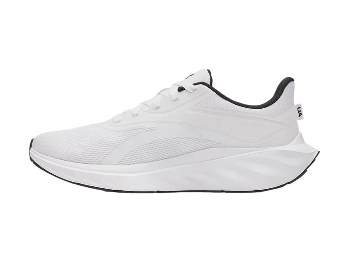 Tenis deportivos Under Armour Ascend en color blanco con detalles en negro.