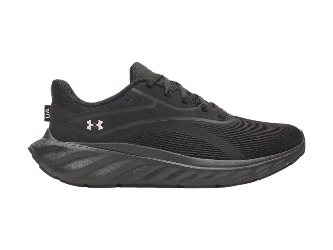 Tenis deportivos Under Armour modelo Ascend en color negro con suela gruesa y tejido transpirable.