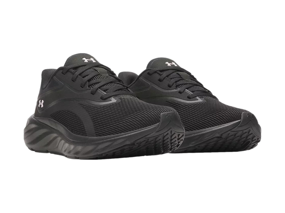 Tenis deportivos Under Armour modelo Ascend en color negro con suela gruesa y tejido transpirable.
