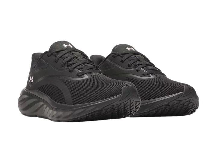 Tenis deportivos Under Armour modelo Ascend en color negro con suela gruesa y tejido transpirable.