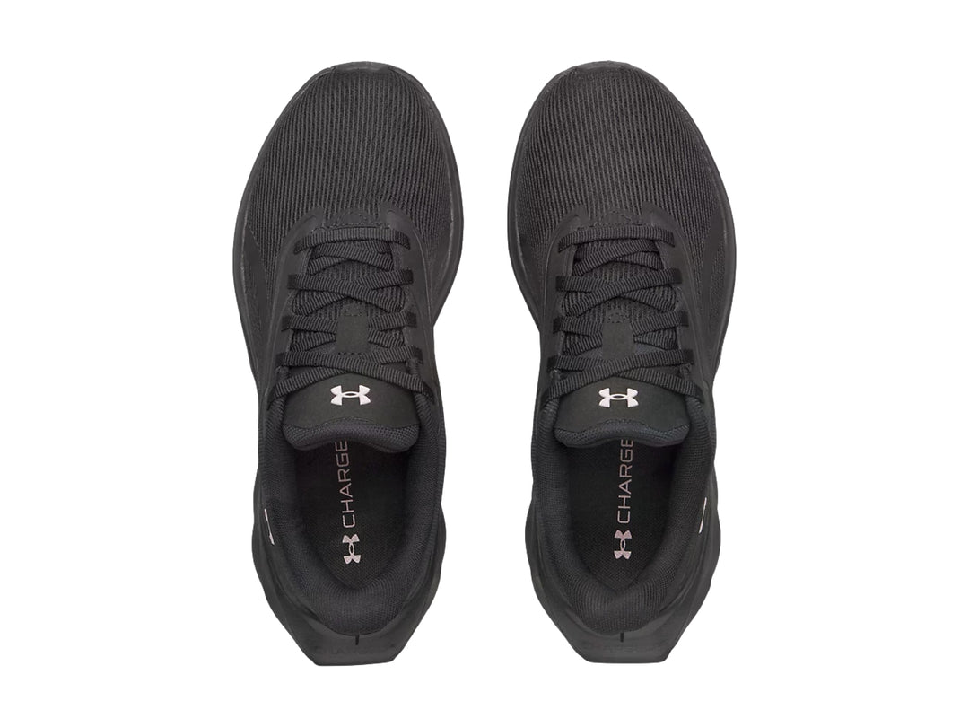 Tenis deportivos Under Armour modelo Ascend en color negro con suela gruesa y tejido transpirable.