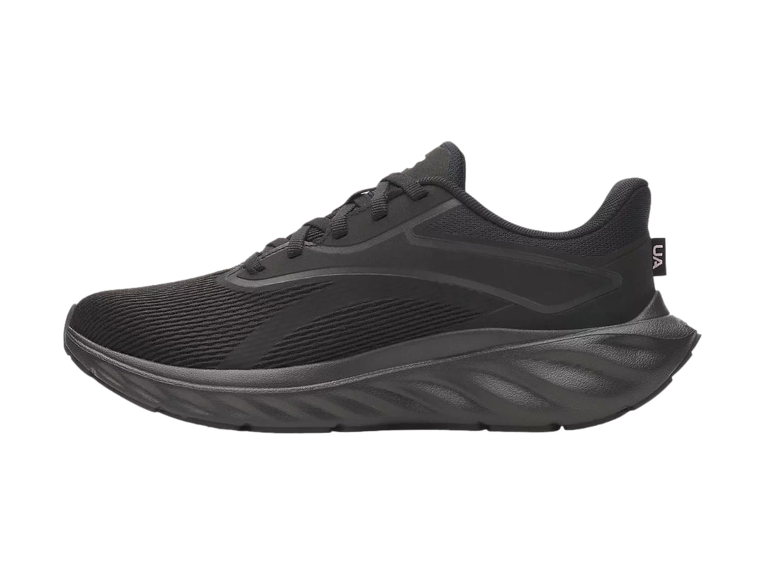 Tenis deportivos Under Armour modelo Ascend en color negro con suela gruesa y tejido transpirable.