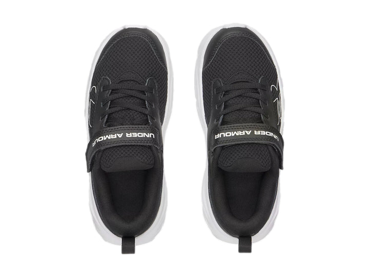 Tenis deportivos Under Armour en color negro con suela blanca y ajuste de correa velcro.