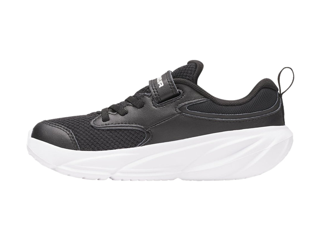 Tenis deportivos Under Armour en color negro con suela blanca y ajuste de correa velcro.