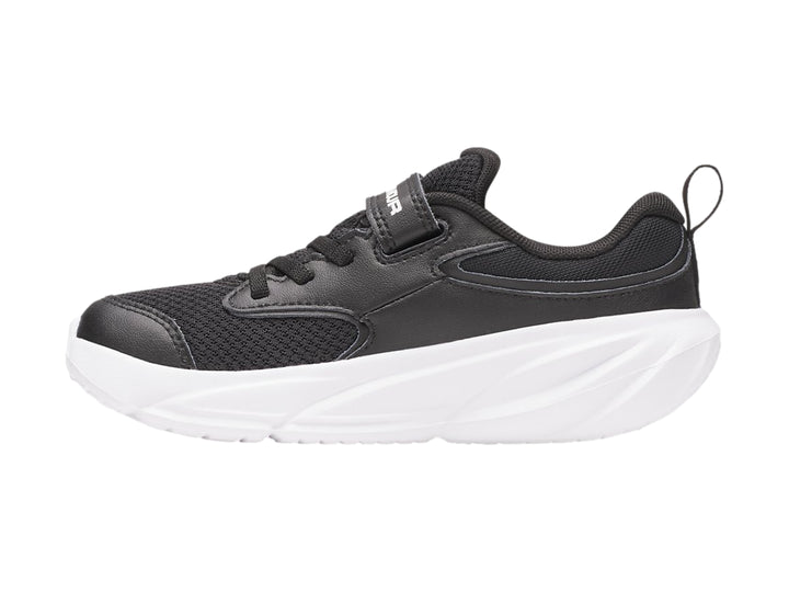Tenis deportivos Under Armour en color negro con suela blanca y ajuste de correa velcro.
