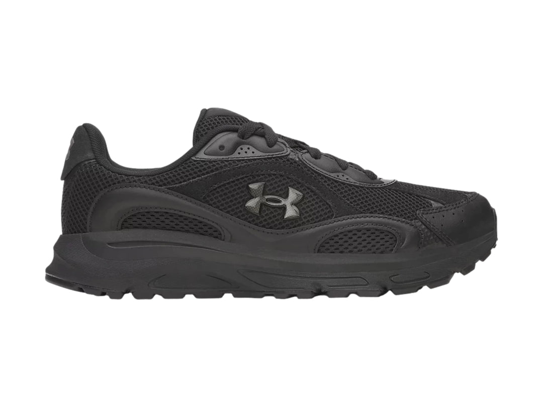 Tenis deportivos Under Armour Tech Runner color negro con detalles de malla y suela robusta.