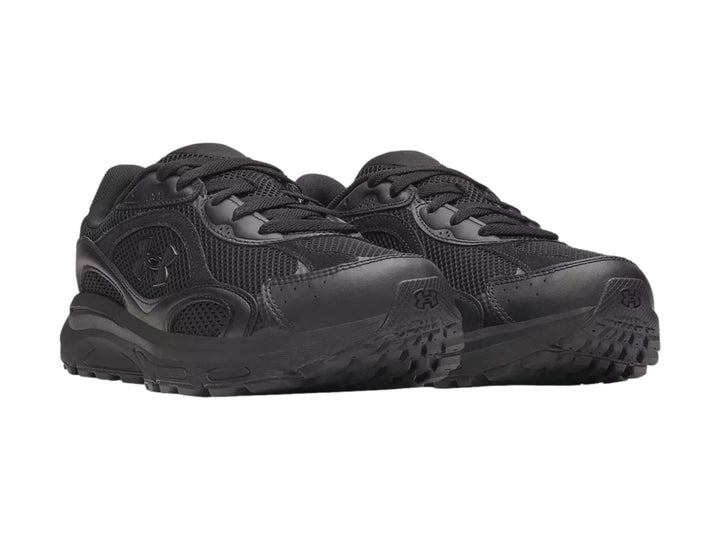 Tenis deportivos Under Armour Tech Runner color negro con detalles de malla y suela robusta.