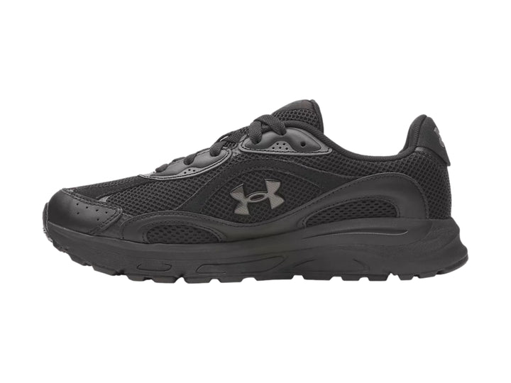 Tenis deportivos Under Armour Tech Runner color negro con detalles de malla y suela robusta.