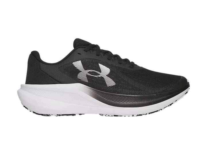 Tenis deportivos Under Armour Chase color negro con suela blanca y logotipo blanco.