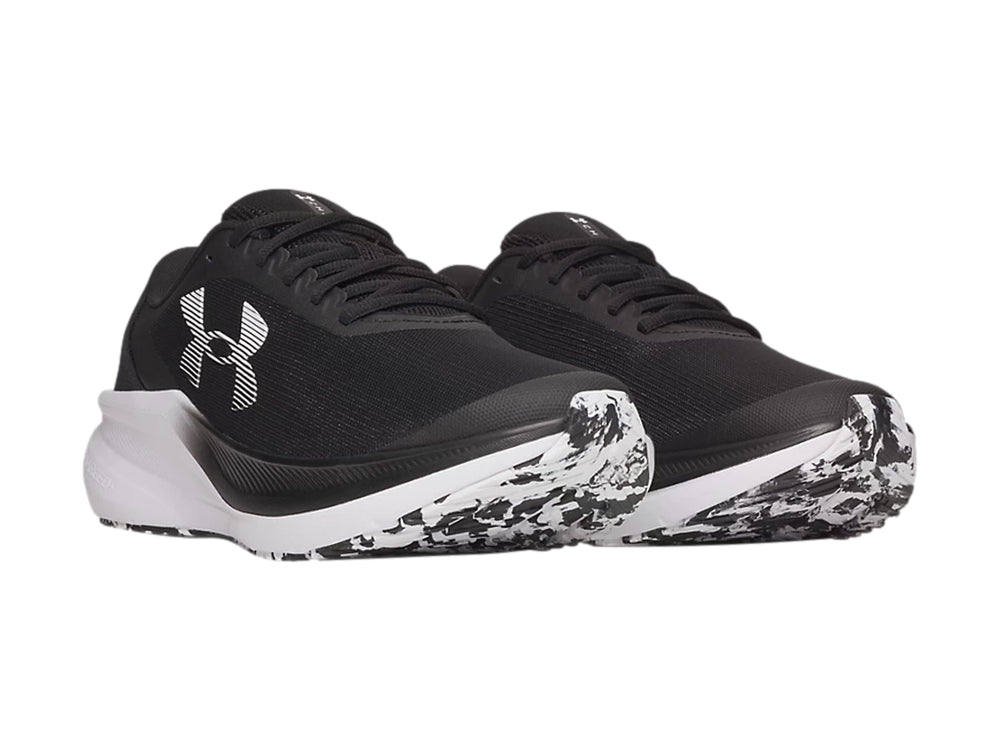 Tenis deportivos Under Armour Chase color negro con suela blanca y logotipo blanco.