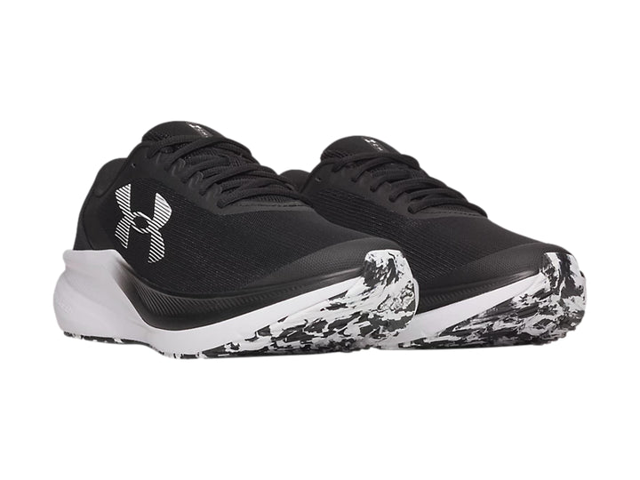 Tenis deportivos Under Armour Chase color negro con suela blanca y logotipo blanco.