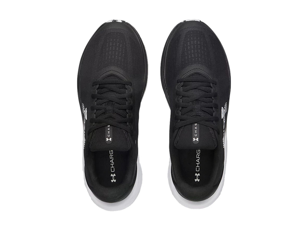 Tenis deportivos Under Armour Chase color negro con suela blanca y logotipo blanco.