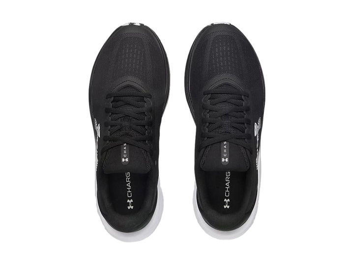 Tenis deportivos Under Armour Chase color negro con suela blanca y logotipo blanco.