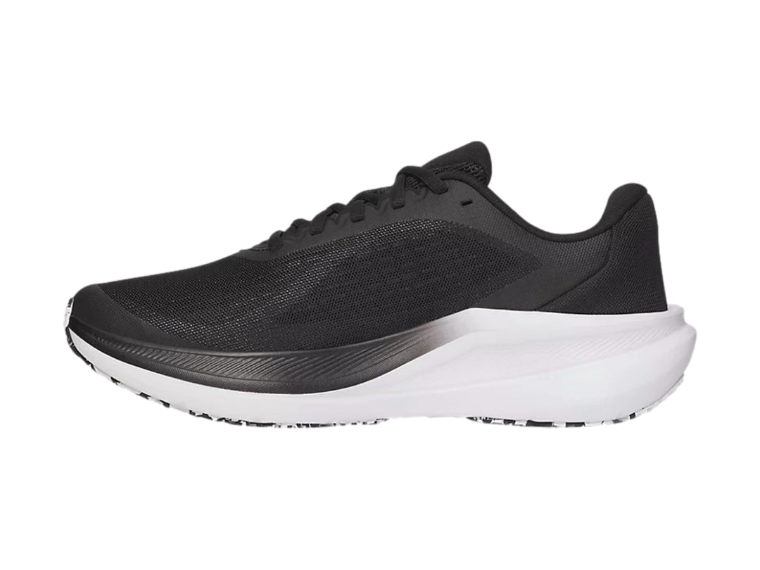 Tenis deportivos Under Armour Chase color negro con suela blanca y logotipo blanco.